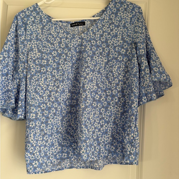 SHEIN Tops - SHEIN Light Blue Daisy Print Flutter Sleeve Top